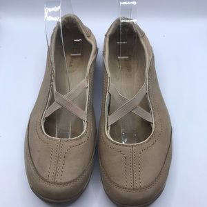 LL Bean tan slip on loafers. Size 7M (ii)